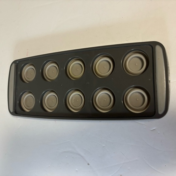 3 silicone ice trays 1 is collapsible EUC - Picture 3 of 4